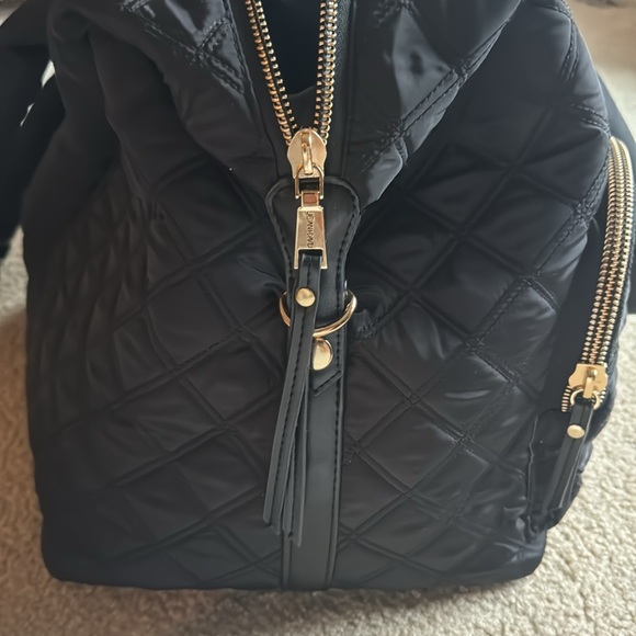 Joan & David 18“ Diamond Quilted Nylon Weekender Duffle Bag - used once. - Picture 9 of 16